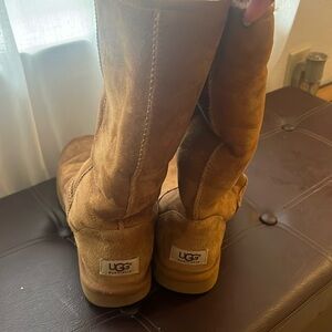 Ugg boot size 8 tan color gently used